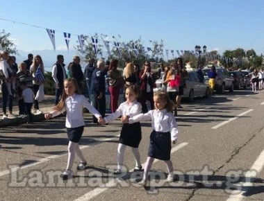 Στυλίδα: Τυφλή μαθήτρια παρέλασε και συγκίνησε (βίντεο)